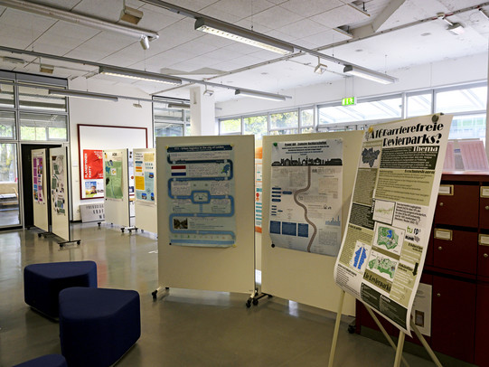 Ausstellung der Projektplakate für den Projektmarkt 2024.